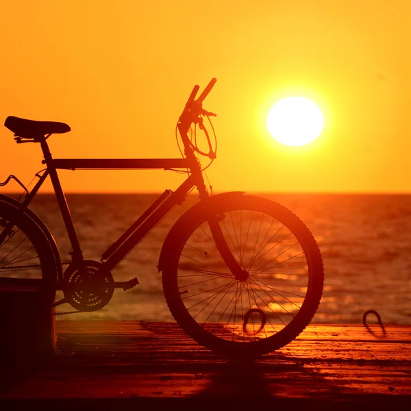Gün batımında motosiklet silueti — Stok fotoğraf