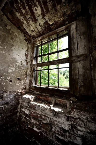 Venster in een oude gebroken shed — Stockfoto