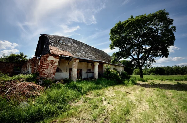 Снесенный старый сарай в сельской местности — стоковое фото