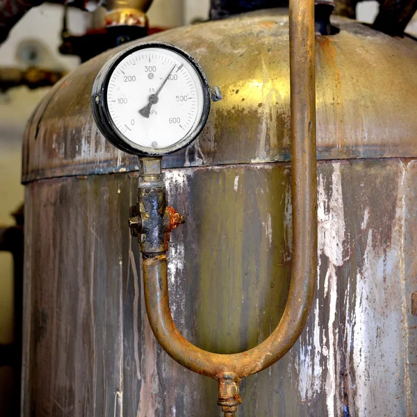 Thermometer close-up in oude roestige industriële ketelruim — Stockfoto