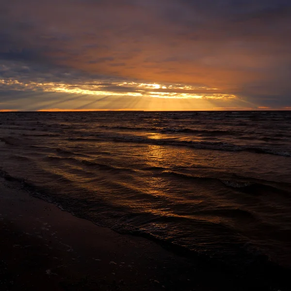 Красочный закат в море — стоковое фото