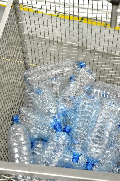 Используемые и поврежденные пластиковые бутылки в контейнере — стоковое фото