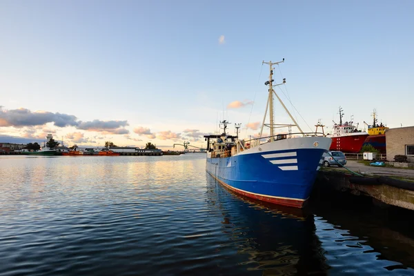Флот рыболовных лодок в порту Вентспилс — стоковое фото