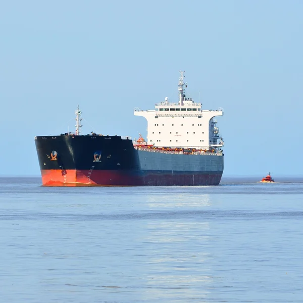 Frachtschiff fährt in stillem Wasser — Stockfoto