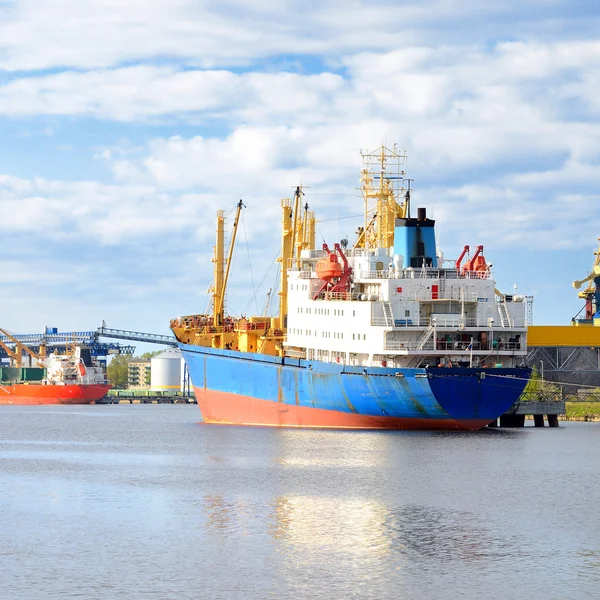 Schepen in een haven van lading. Ventspils, Letland — Stockfoto