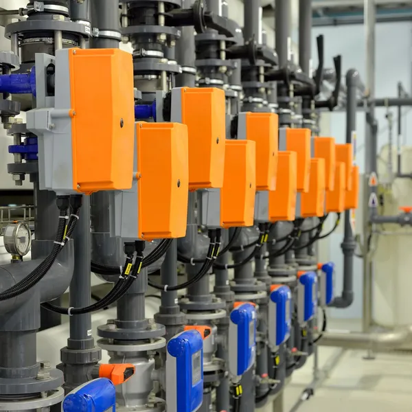 Nouveaux tuyaux en plastique et équipements colorés dans la chaufferie industrielle — Photo