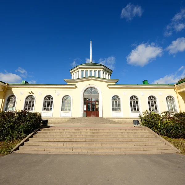 Old mansion of former Russian empire. Pavlovsk, Russia — Stock Photo, Image