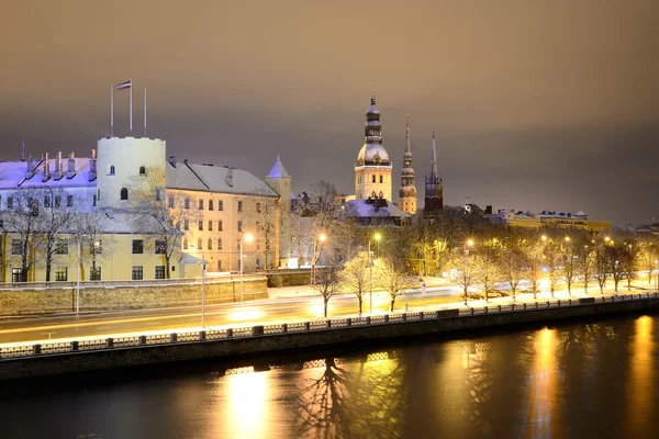Scena invernale notturna a Riga, Lettonia — Foto Stock