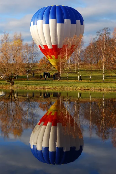 Balão de ar refletindo — Fotografia de Stock