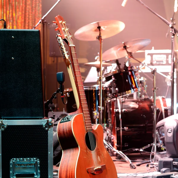 Gitaar en andere muzikale apparatuur op het podium vóór concert — Stockfoto