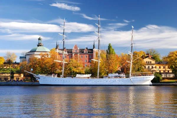 Gammal vit Paketjakten i hamnen i stockholm, Sverige — Stockfoto