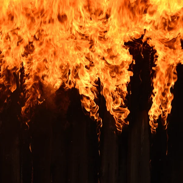 Спалювання дерев'яного будинку крупним планом — стокове фото