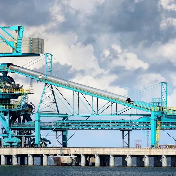 Treibstoffterminal Industriegebäude im Frachthafen von Ventspils — Stockfoto