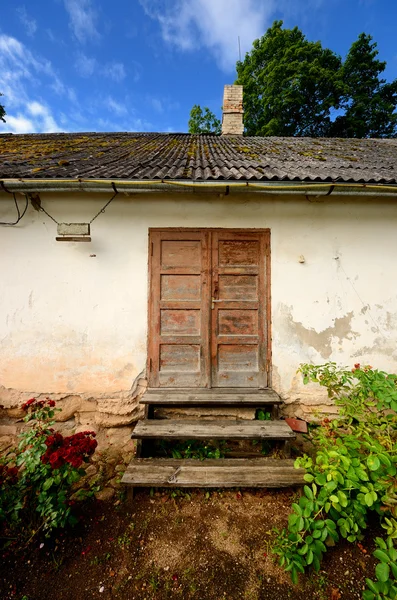 Gamla europeiska byggnad och rosor — Stockfoto