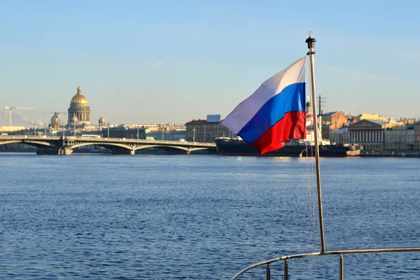 Vista general sobre el terraplén de San Petersburgo y la bandera rusa — Foto de Stock