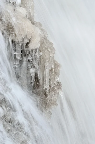 Güzel buz sarkıtları ile kışın şelale — Stok fotoğraf