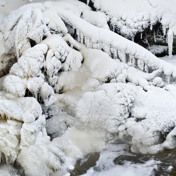 Güzel buz sarkıtları ile kışın şelale — Stok fotoğraf