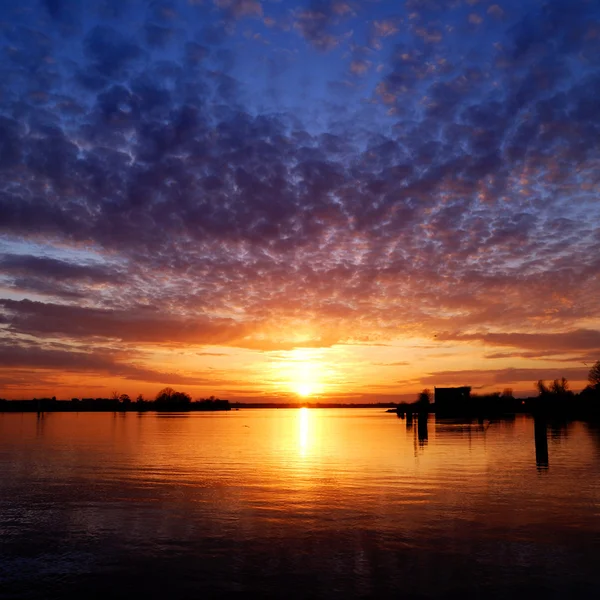 Tramonto colorato sulla riva del fiume — Foto Stock