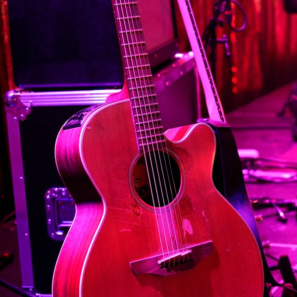 Guitarra y otros equipos musicales en el escenario antes del concierto —  Fotos de Stock