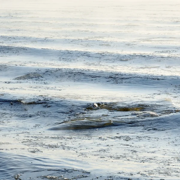 Mrożone z widokiem na morze. fale uderzając lodowych wybrzeża — Zdjęcie stockowe