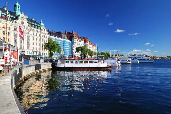 Široký pohled na přístav části města stockholm. Švédsko — Stock fotografie