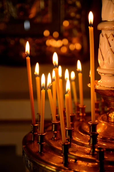 Velas encendidas en la iglesia ortodoxa en la oscuridad — Foto de Stock