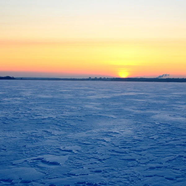 雪に覆われたバルト海海岸でカラフルな夕日 — ストック写真