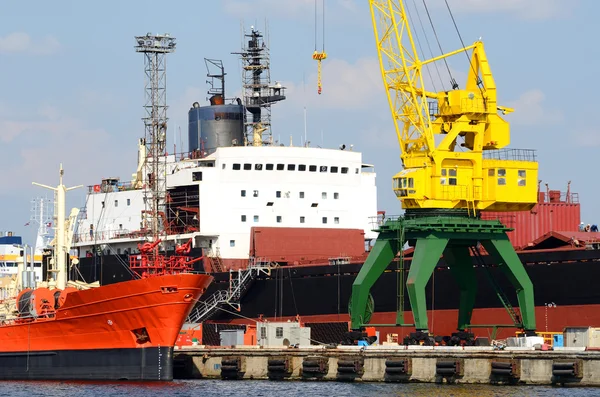 Vrachthaven. Riga scheepswerf — Stockfoto