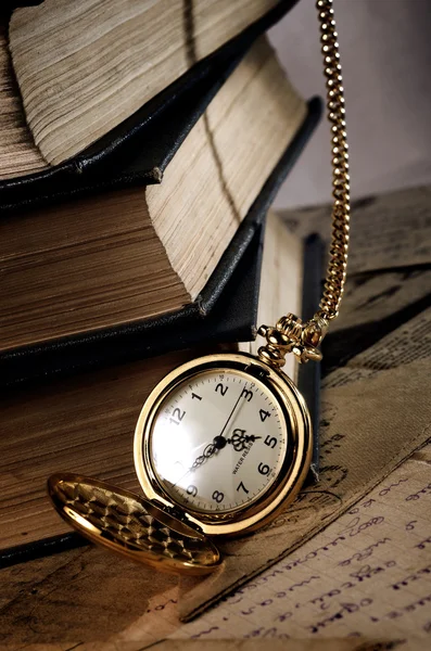 Vintage pocket clock and old books — Stock Photo, Image