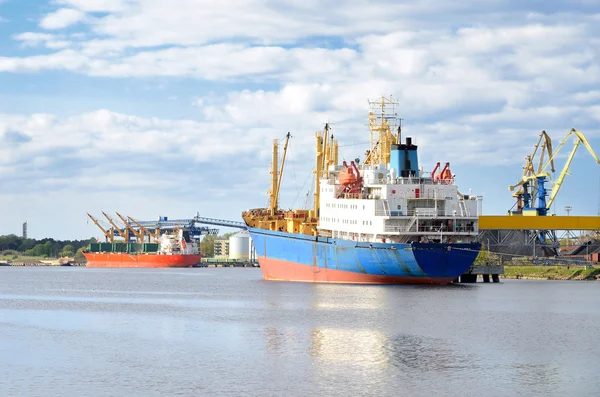 Barcos en un puerto de carga. Ventspils, Letonia — Foto de Stock