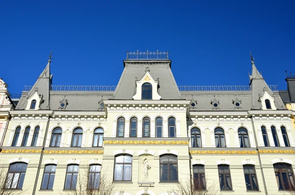 Antiguo edificio histórico en Riga, Letonia — Foto de Stock