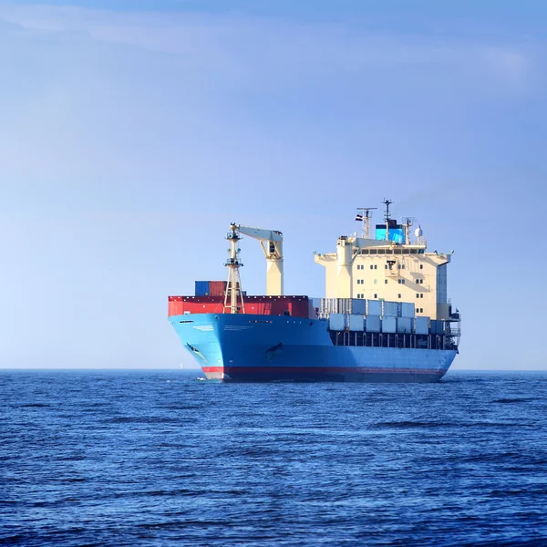 Vrachtcontainerschip zeilen — Stockfoto
