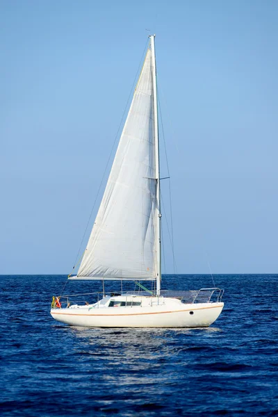 Weiße Segeljacht segeln. Riga, Lettland — Stockfoto