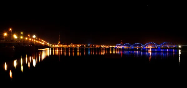 Scena panoramica notturna a Riga, Lettonia — Foto Stock