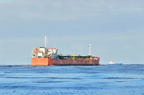Frachtschiff verlässt Hafen — Stockfoto