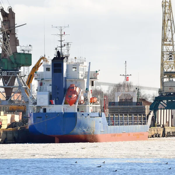 Cargo ship loading in port — Stock Photo, Image