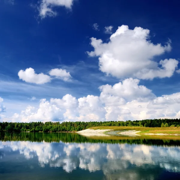 호수와 숲 다채로운 풍경입니다. 라트비아 — 스톡 사진