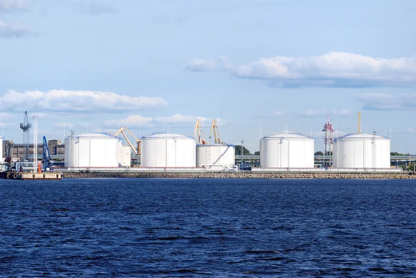 Tanques de combustible de aceite grandes en el puerto —  Fotos de Stock