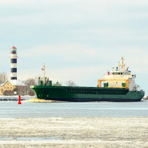 Cargo ship sailing to the port — Stock Photo, Image