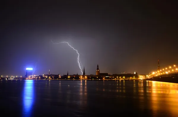 Panoramische Nachtopname in riga tijdens storm — Stockfoto