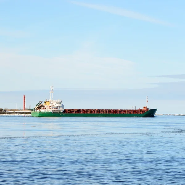 Buque de carga saliendo del puerto con faro al fondo —  Fotos de Stock