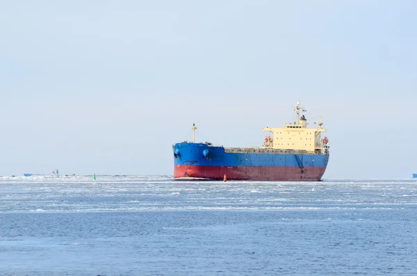 Lastfartyg segling i vinter — Stockfoto