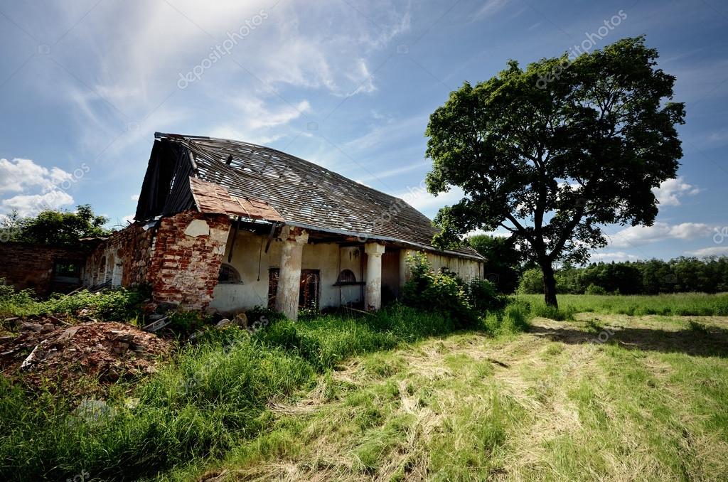 Descargar - Demolido el viejo cobertizo en el campo — Imagen de stock Demolido el viejo cobertizo en el campo — Foto de Stock
