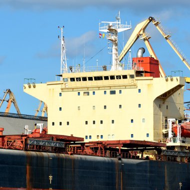 Kargo gemisi kargo terminal yükleniyor