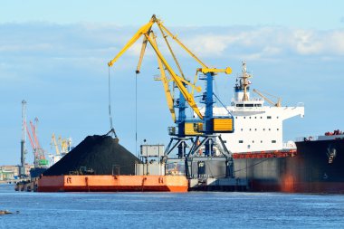 Kargo gemisi kömür kargo Terminali'nde yükleniyor