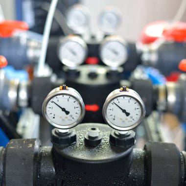 Endüstriyel barometreler ve su boruları Kalorifer dairesi içinde