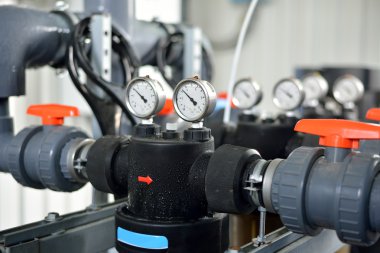 Endüstriyel barometreler ve su boruları Kalorifer dairesi içinde
