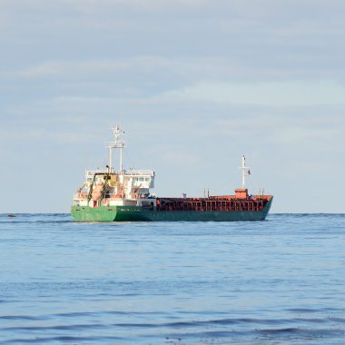 Kargo gemisi bırakarak bağlantı noktası arka deniz feneri ile