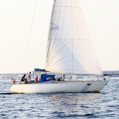 Beyaz yelken yelkenli Yatlar. Riga, Letonya