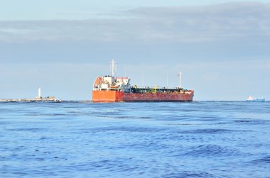 Kargo gemisi bırakarak bağlantı noktası arka deniz feneri ile
